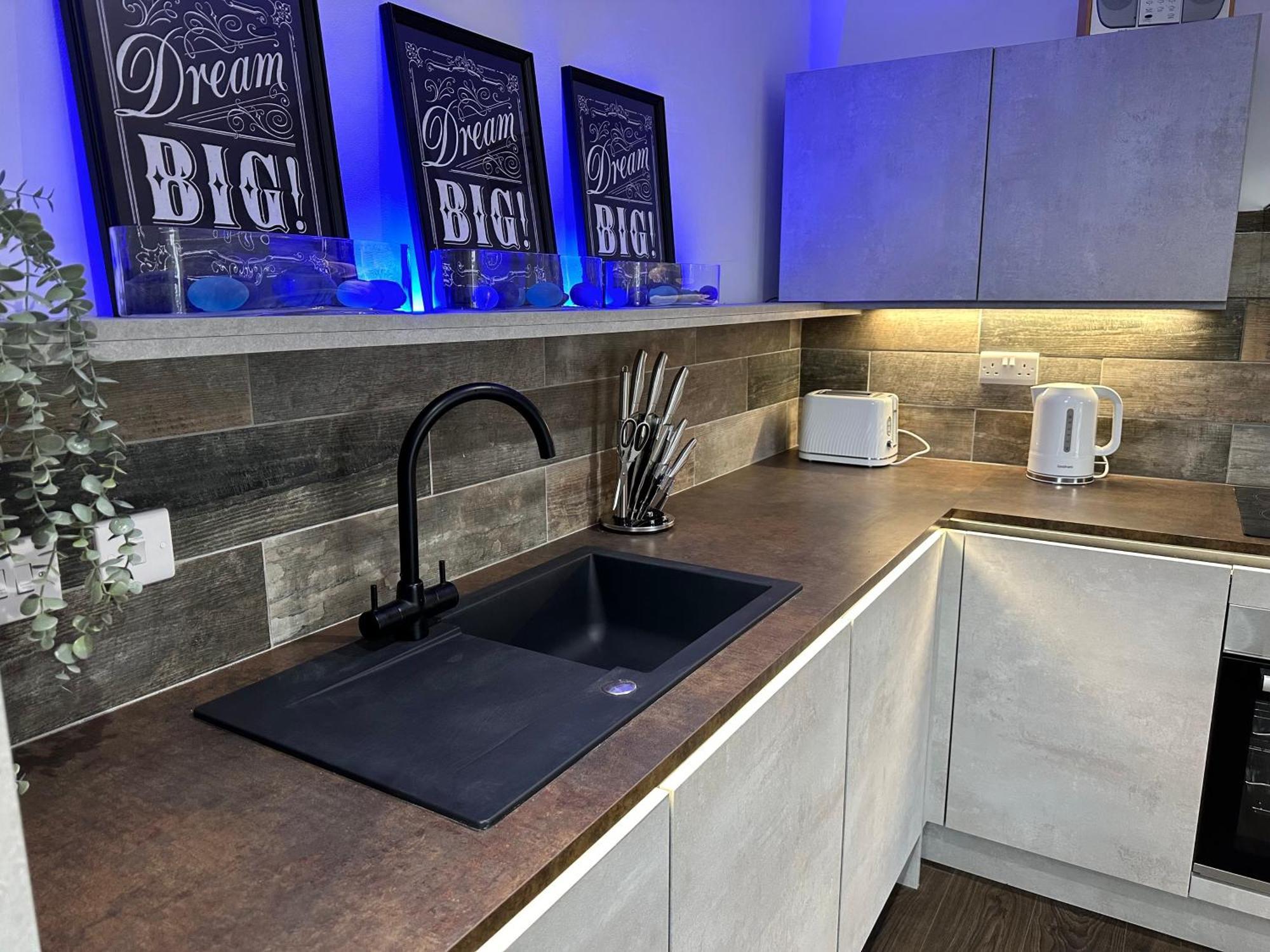 Vibrant Apartments Close To City Centre Cardiff Luaran gambar